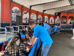 Presiden Santa Cruz Beach Boardwalk Karl Rice (depan) dan saudara ipar Tom Canfield, wakil presiden eksekutif, bekerja di rollercoaster Giant Dipper, di tengah pandemi COVID-19 di California, AS, 19 Juni 2021. (REUTERS)