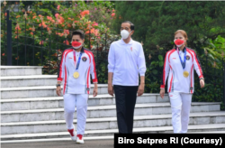 Jokowi berterimakasih kepada pasangan Ganda Puteri dari Cabor Bulutangkis Greysia/Apriyani atas medalis emas yang diraih. (Foto: Courtesy/Biro Setpres)