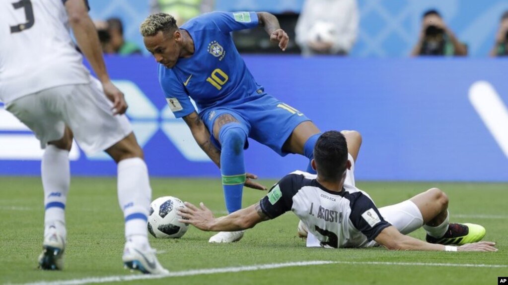 Neymar, de la selección de Brasil, busca sacudirse la marca de Johnny Acosta, de Costa Rica, durante un partido del Mundial efectuado el viernes 22 de junio de 2018, en San Petersburgo, Rusia (AP Foto/Andre Penner)