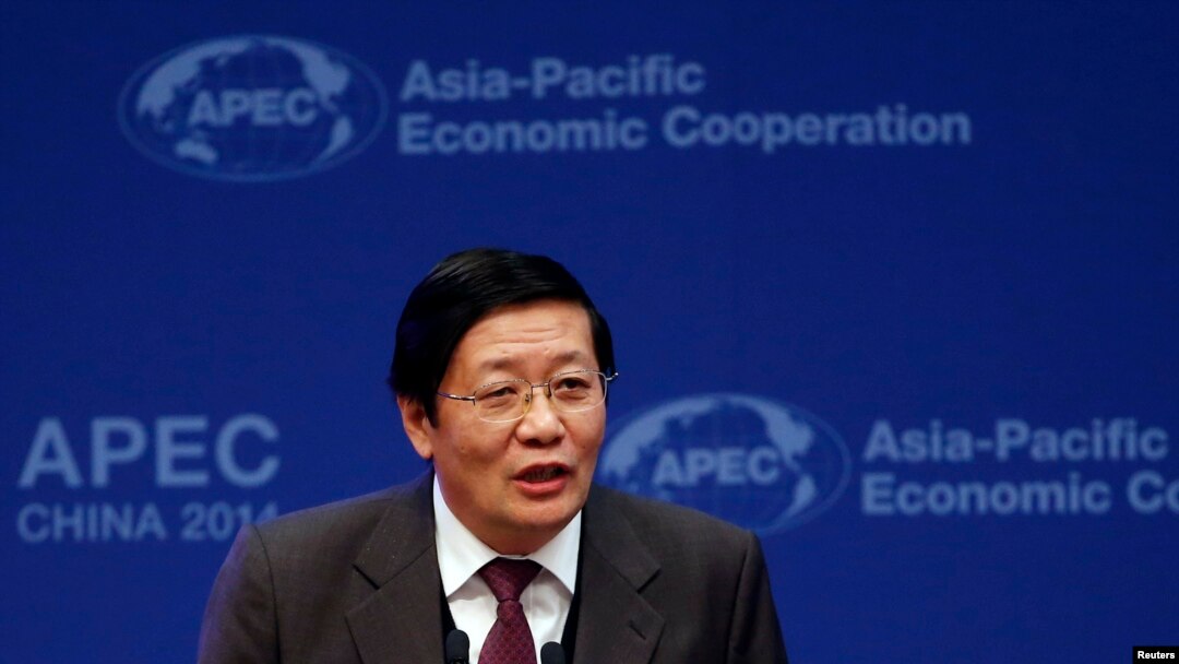 Menkeu China Lou Jiwei memberikan pidato pada pembukaan KTT APEC tingkat menteri di Beijing, Rabu (22/10).