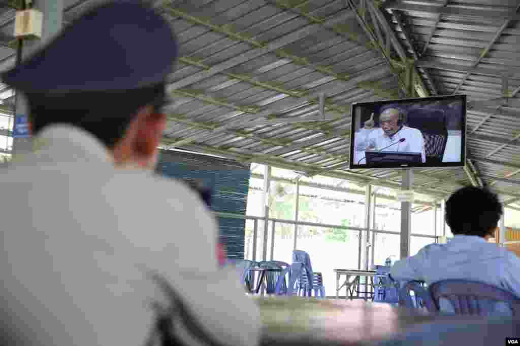 Members of the public watch live the testimony of Kaing Guek Eav, alias Duch, former chairman of S-21 on the trial in case 002/02 at the Extraordinary Chambers in the Courts of Cambodia (ECCC) in Phnom Penh on June 07, 2016. (Hean Socheata/VOA Khmer)