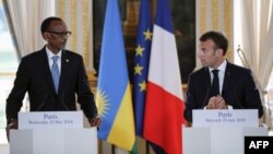 Le président rwandais Paul Kagame et le président français Emmanuel Macron tiennent une conférence de presse conjointe après leur rencontre à l'Elysée à Paris, le 23 mai 2018.