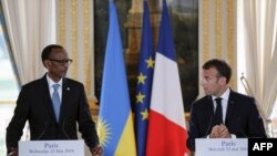 Le président rwandais Paul Kagame et son homologue français Emmanuel Macron lors d'une conférence de presse à l'Elysée, à Paris, le 23 mai 2018. (AFP PHOTO / POOL / Francois Mori)