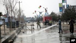 Polisi dan pemadam kebakaran membersihkan tempat serangan bunuh diri di Kabul, Jumat, 9 Maret 2018. (Foto: dok).