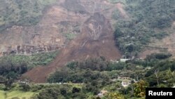 "El derrumbe cerró la autopista Medellín-Bogotá y ha afectado las líneas que transportan la energía eléctrica y algunos árboles de la zona.