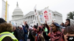 지난 6일 미국 워싱턴 의회 건물 앞에서 불법체류청년 추방유예(DACA)와 임시보호신분(TPS) 프로그램을 지지하는 시위가 열렸다.