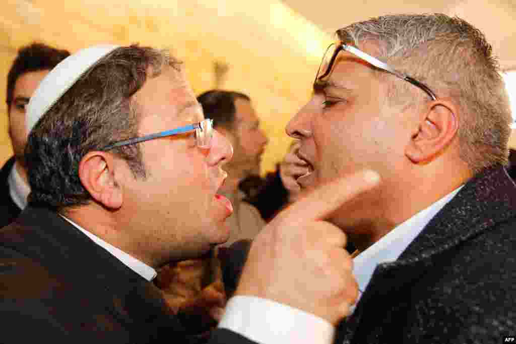 Jewish Power party&#39;s Itamar Ben Gvir (L) argues with the Israeli-Arab candidate Ata Abu Medeghem of Raam-Balad after a hearing at the Israeli Supreme Court in Jerusalem.