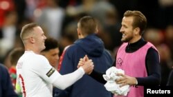 Wayne Rooney bersalaman dengan Harry Kane setelah laga persahabatan antara Inggris dan AS di Stadion Wembley, London, Inggris,15 November 2018. 