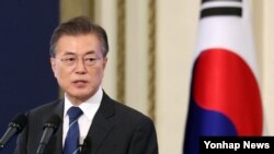 한국의 문재인 대통령이 17일 청와대 영빈관에서 취임 100일 맞이 내외신 기자회견을 진행하고 있다.