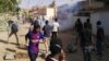 La police dispersent des manifestants à coup de gaz lacrymogènes à Khartoum au Soudan le 24 février 2019.