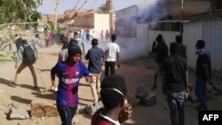 La police disperse des manifestants à coup de gaz lacrymogènes à Khartoum, au Soudan, le 24 février 2019.