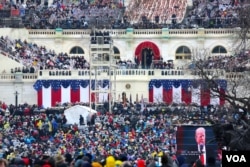 Presiden Donald Trump menyampaikan pidato pelantikannya di hadapan penonton di Gedung Capitol. 20 Januari 2017 (B. Allen / VOA)