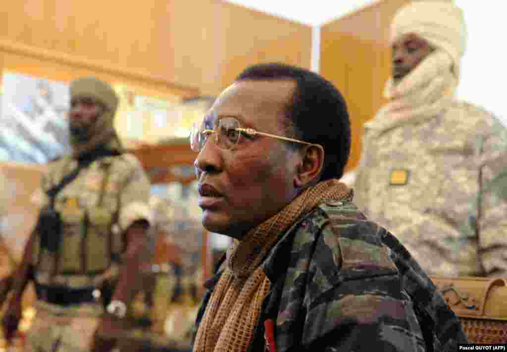 Le 6 février 2008, le président tchadien Idriss Deby Itno donne une conférence de presse après une rencontre avec le ministre français de la Défense, à N&#39;djamena lors d&#39;une visite officielle au Tchad.