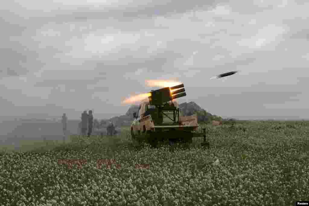 Free Syrian Army fighters fire shells toward forces loyal to Syria&#39;s President Bashar Al-Assad in Bosra Al-Sham, Daraa province, March 21, 2015.