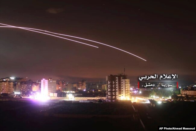 Esta foto, entregada el jueves 10 de mayo de 2018 por los medios militares centrales sirios controlados por el gobierno, muestra que misiles elevándose al cielo cuando misiles israelíes alcanzan una posición de defensa aérea y otras bases militares en Damasco, Siria.