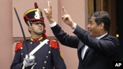 El presidente ecuatoriano Rafael Correa saluda al público en la Casa Rosada, en Buenos Aires, donde visitó para recibir un premio por la libertad de prensa.