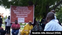 'Yan Kungiyar BBOG A Dandalin Unity Fountain Don Murnar 'Yan Matan Chibok Da Aka Samo