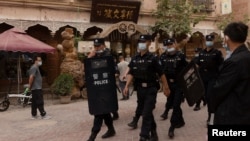 中国警察在新疆喀什老城巡逻。（2021年5月4日）