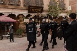 中国警察在新疆喀什老城巡逻。（2021年5月4日）