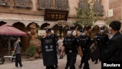 中國警察在新疆喀什老城巡邏。（2021年5月4日）