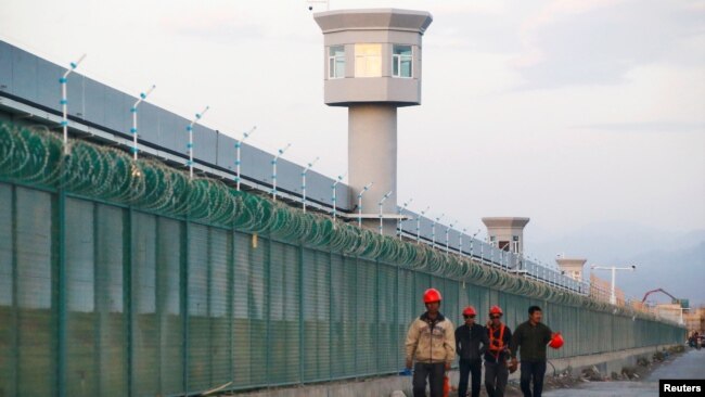 新疆乌鲁木齐和吐鲁番之间的一处拘禁营