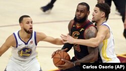 Les "Splash Brothers" Stephen Curry, à gauche, et Klay Thompson, à droite, contre LeBron James, Cleveland, le 8 juin 2018