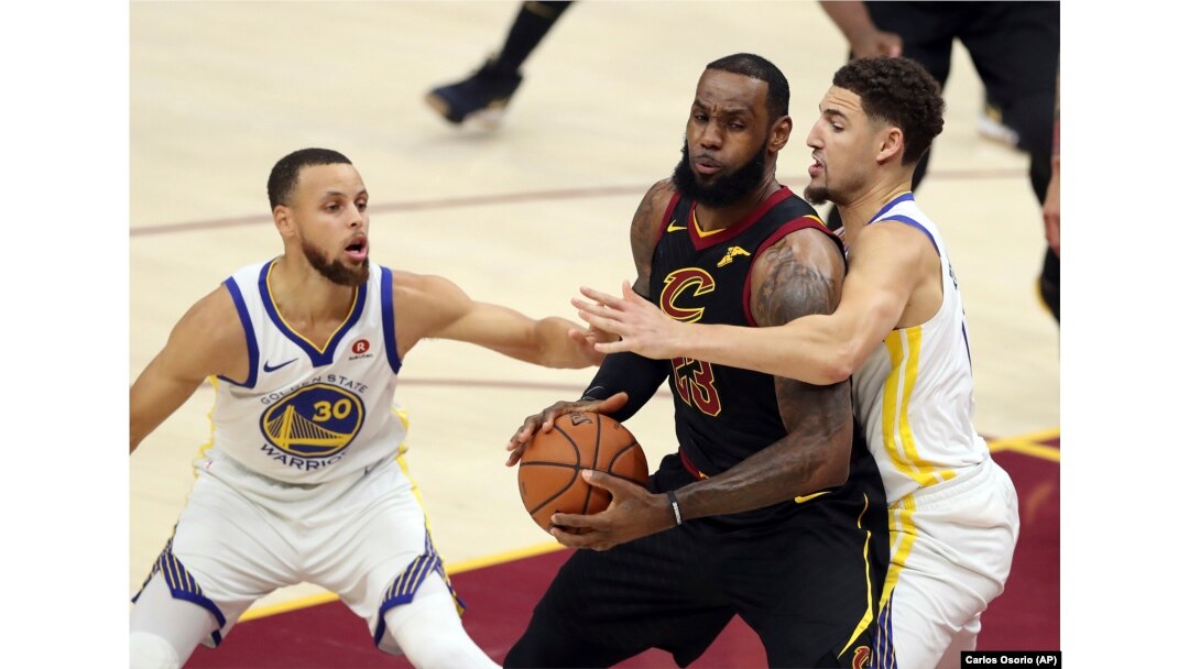 Lebron Džejms u duelu sa Klejom Tompsonom i Stefom Karijem tokom četvrte utakmice finala plej-ofa
