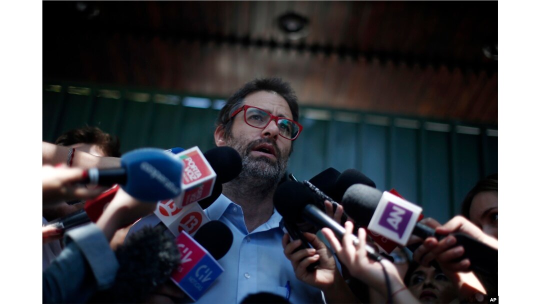 Jose Andrés Murillo habla con la prensa después de una reunión con el sacerdote católico español Jordi Bertomeu sobre el abuso sexual cometido por el párroco Fernando Karadima, en Santiago, Chile. Miércoles 21 de febrero de 2018.