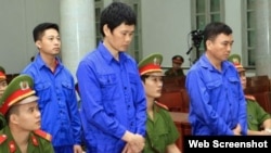 Các bị cáo trong vụ án quan chức ngành đường sắt nhận hối lộ nghe tuyên án. (Ảnh chụp màn hình trang web tuoitre.vn)