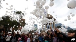 Para pendukung perjanjian perdamaian antara pemerintah dan Pasukan Bersenjata Revolusioner Kolombia (FARC) melepaskan balon untuk mendukung perjanjian itu pada referendum di Bogota, Kolombia, Kamis, 29 September 2016.