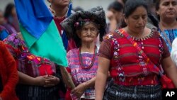 Un juez guatemalteco ordenó el viernes investigar a un militar retirado por los delitos de genocidio y deberes contra la humanidad cometidos durante el conflicto armado en el país centroamericano. Foto AP.
