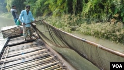 Otter fishing is practiced in just a few districts in Bangladesh near the Sundarbans mangrove forest. (Amy Yee for VOA)