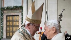 Le Pape François et le Pape émérite Benoît XVI , avant de pousser la porte sainte , marquant le début de l'année sainte cérémonie , au Vatican , le mardi 8 décembre 2015. ( L'Osservatore Romano / Pool Photo via AP )