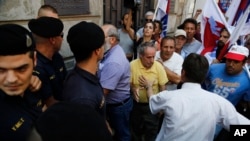 그리스가 유럽연합의 구제금융안을 수용할 지 결정할 국민투표를 실시하는 가운데, 3일 아테네에서 구제금융안에 반대하는 시위대가 경찰과 몸싸움을 벌이고 있다.