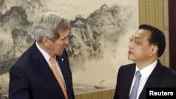 U.S. Secretary of State John Kerry (L) speaks with Chinese Premier Li Keqiang at the Zhongnanhai Leadership Compound in Beijing, China, May 16, 2015.