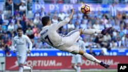 Cristiano Ronaldo, du Real Madrid, fait une bicyclette lors du match de football espagnol de la Liga entre le Real Madrid et le Deportivo Alaves, au stade Mendizorroza, à Vitoria, Espagne, 29 octobre 2016.