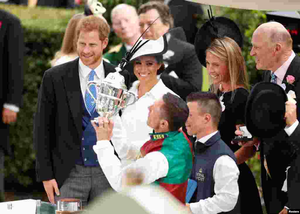 Pangeran Harry dan Meghan Markle, Duchess of Sussex, usai memberikan piala kepada joki Franki Dettori yang memenangkan lomba pacuan kuda &#39;Royal Ascot&#39; di Ascot, Inggris.