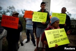 inmigrantes centroamericanos protestan en el cruce fronterizo de Reynosa-McAllen antes de la llegada del presidente Donald Trump a la región fronteriza de Texas. Reynosa, estado de Tamaulipas, México, enero 10 de 2019.