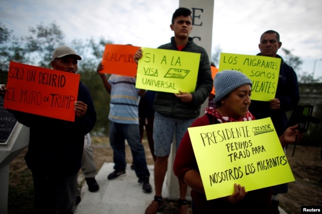 inmigrantes centroamericanos protestan en el cruce fronterizo de Reynosa-McAllen antes de la llegada del presidente Donald Trump a la región fronteriza de Texas. Reynosa, estado de Tamaulipas, México, enero 10 de 2019.