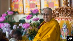 达赖喇嘛在印度达兰萨拉主持朗杰寺学院开办典礼。（2017年11月2日）