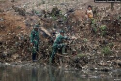 Para anggota TNI terlibat dalam program pembersihan Sungai Citarum di Bandung Selatan, Jawa Barat. (Reuters)