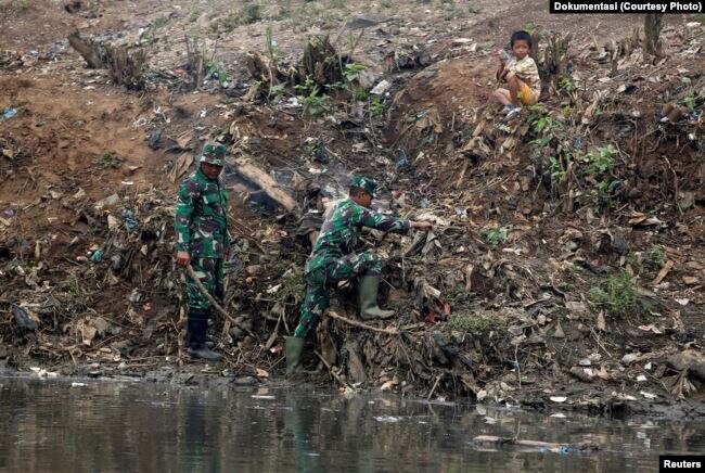 Para anggota TNI terlibat dalam program pembersihan Sungai Citarum di Bandung Selatan, Jawa Barat. (Reuters)