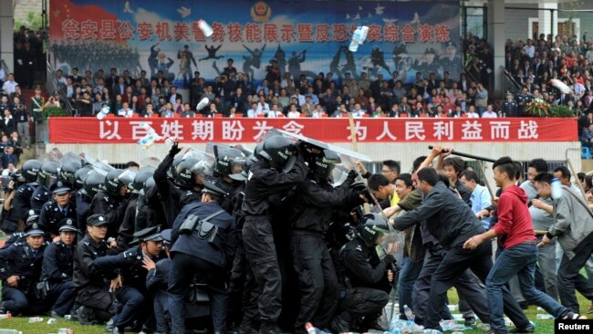 中国贵州省瓮安的特警队举行反恐演习(2012年6月5日)。