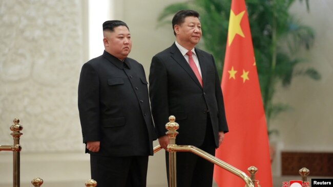 中国国家主席习近平在北京与朝鲜领导人金正恩见面。（2019年1月10日朝鲜朝中社发布）