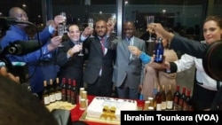 Un verre de l'amitié pour fêter le nouvel vol à Abidjan, en Côte d'Ivoire, le 12 mai 2018. (VOA/Ibrahim Tounkara)
