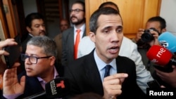  Lidè opozisyon Venezuela e ki deklare tèt li prezidan peyi a, Juan Guaido pandan li tap pale ak media avan yon sesyon nan Asanble Jeneral Venezuela la nan Caracas, Venezuela. 29 janvye 2019.