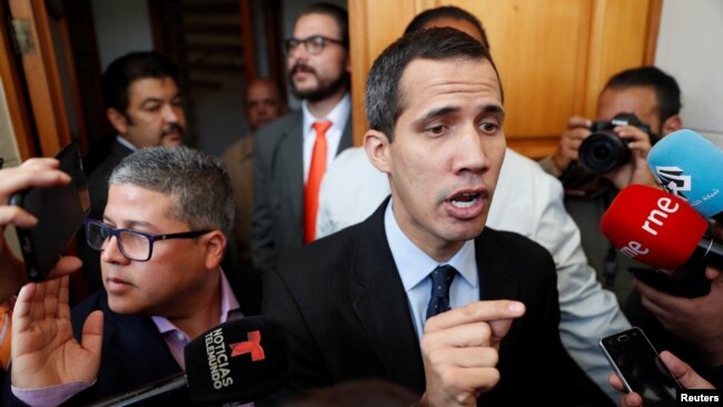 Lãnh đạo đối lập Venezuelan và tổng thống lâm thời tự xưng Juan Guaido nói chuyện với báo chí ở Caracas, Venezuela, ngày 29 tháng 1, 2019.