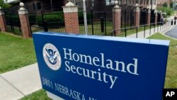 Kantor Departemen Keamanan Dalam Negeri AS di Washington DC (foto: dok). Pejabat pemerintah AS mengatakan bahwa para peretas asing telah serangan dunia maya terhadap sistem registrasi pemilih AS di lebih dari 20 negara bagian. 
