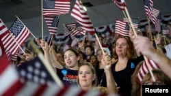 资料照片: 在民主党于费城举行的上届全国代表大会上,支持者们挥舞旗帜,为民主党提名的总统候选人希拉里·克林顿而欢呼。(2016年7月29日)