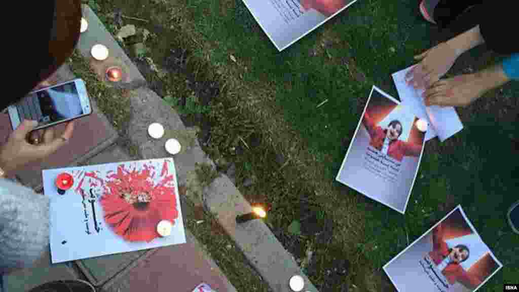 روشن کردن شمع برای همدردی با ستایش، دختر کشته شده افغان